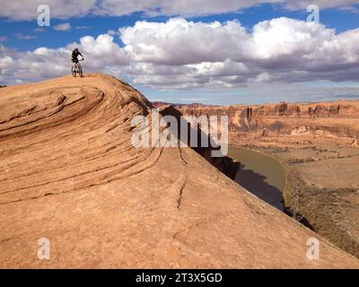 Vélo de montagne sur le sentier Slickrock près de Moab, Utah.VEUILLEZ NOTER : cette image fait partie de la collection MyPhone d'Aurora d'images prises avec des appareils mobiles. Siz de fichier disponible Banque D'Images