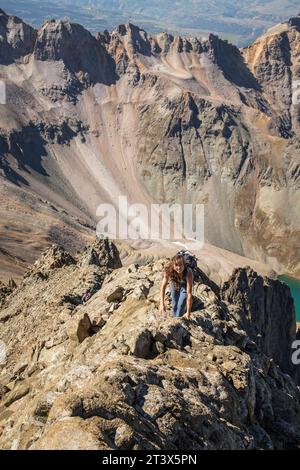 Un randonneur le long de la crête sud-ouest de Sneffels Peak, Colorado. Banque D'Images