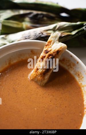 Otak-otak - non emballé - la nourriture traditionnelle indonésienne est une sorte de collation - gâteaux de poisson grillés enveloppés de feuilles de bananier Banque D'Images