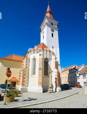 L'église de St. Stanislaus à Jemnice a été construit au 14e siècle au milieu de la place. Il a été reconstruit au 16e siècle. La tour de Th Banque D'Images