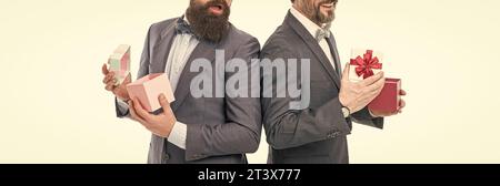 Cadeau de taille basse barbu acheté. Achats de vacances. Achetez des cadeaux. Préparé quelque chose de spécial. Cadeaux classiques pour homme. Les gens d'affaires célèbrent les vacances Banque D'Images