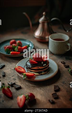 Crêpes au chocolat avec fraise sur table en bois vintage Banque D'Images