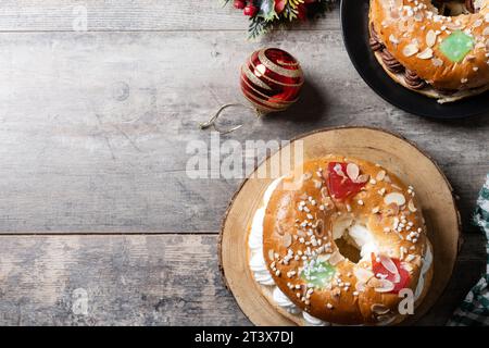 Individuel Epiphany gâteau roscon de reyes avec de la crème farcie sur la table en bois Banque D'Images