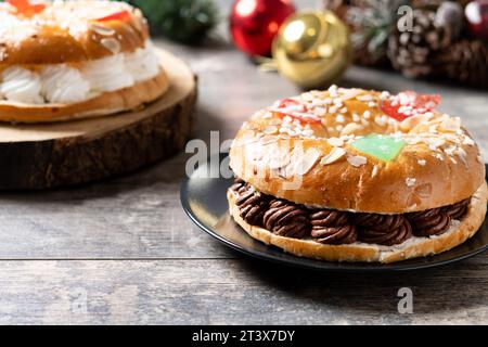 Individuel Epiphany gâteau roscon de reyes avec de la crème farcie sur la table en bois Banque D'Images