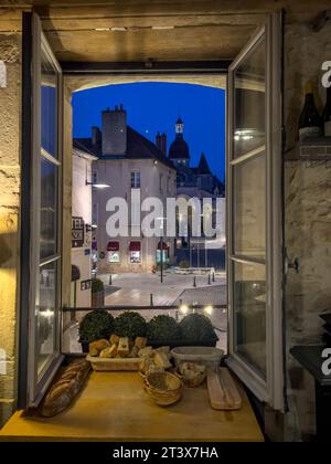 Une vue de la cathédrale de Beaune, France à travers une fenêtre de restaurant. Banque D'Images