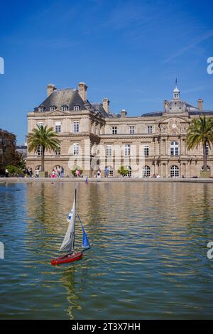 Voiliers jouets dans les jardins du Luxembourg à Paris, France. Banque D'Images