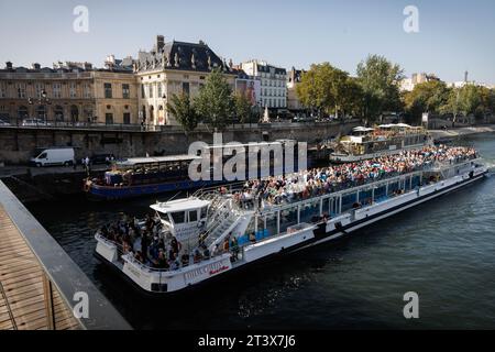 Un bateau rempli de touristes navigue le long de la Seine à Paris. Banque D'Images