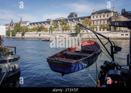 Un bateau navigue le long de la Seine à Paris, France. Banque D'Images