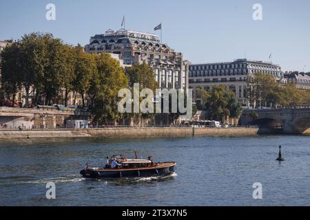 Un bateau navigue le long de la Seine à Paris, France. Banque D'Images