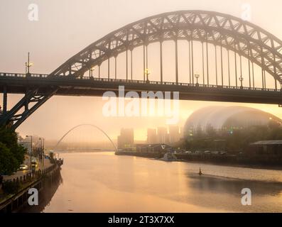 Tyne Bridge, Sage Centre et Millenium Bridge à l'aube brumeuse de l'automne à Newcastle Banque D'Images