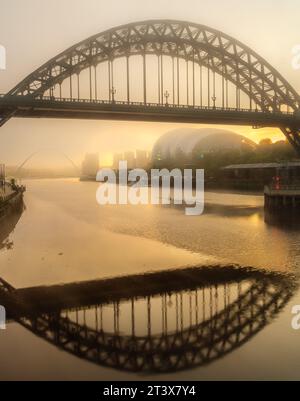 Tyne Bridge, Sage Centre et Millenium Bridge à l'aube brumeuse de l'automne. Le pont se refend dans la rivière Banque D'Images