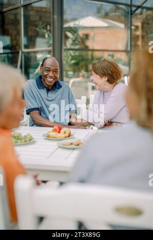 Homme et femme seniors assis à la table à manger Banque D'Images