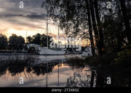 Lever de soleil sur la marina à Porvoo, Finlande Banque D'Images