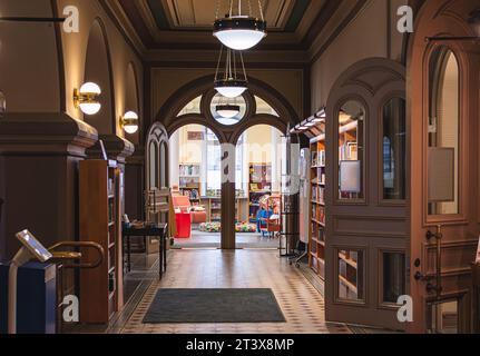 Intérieur de la bibliothèque à Helsinki, Finlande Banque D'Images