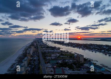 Vue aérienne de la plage de Perdido Key au coucher du soleil Banque D'Images