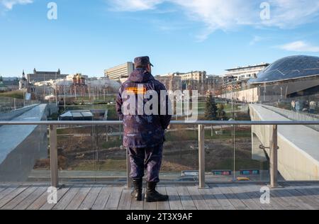 20 avril 2022, Moscou, Russie. Un employé de la Rosgvardiya sur le pont flottant dans le parc Zaryadye. Banque D'Images