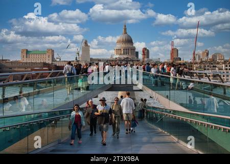 Pont Millennium sur la Tamise. Londres, Royaume-Uni. Banque D'Images