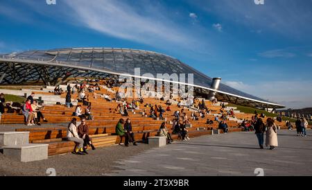 20 avril 2022, Moscou, Russie. Vacanciers sur des bancs dans un grand amphithéâtre dans le parc Zaryadye au centre de la capitale russe. Banque D'Images