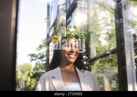 Portrait d'une femme souriante portant une tiare fleurie pendant la célébration suédoise du milieu de l'été Banque D'Images