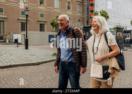 Heureux couple de retraités âgés marchant dans la rue en ville Banque D'Images