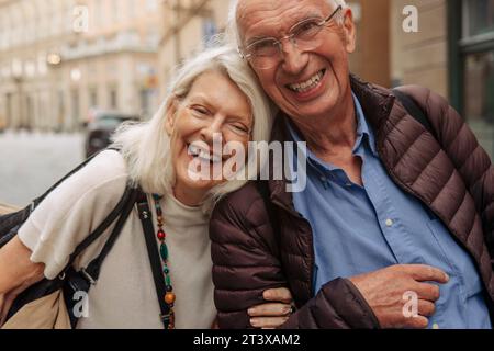 Portrait de couple senior heureux dans la ville Banque D'Images