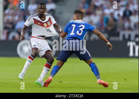 Juan Agudelo (13) Aktion gegen Antonio Ruediger (16) Deutschland - USA 1:2 Fussball Laenderspiel in Koeln, Deutschland am 10.06.2015 Banque D'Images