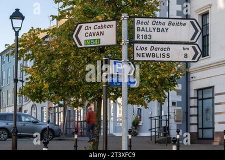 Panneau de signalisation Cavan, Ballybay et Newbliss à clones, Co. Monaghan, Irlande. Banque D'Images