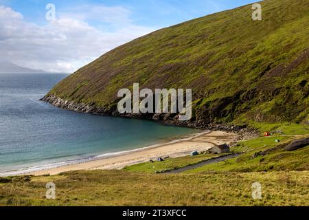 Keem Beach en Irlande est une plage de sable blanc avec une eau turquoise, nichée entre de imposantes falaises sur l'île d'Achill. Banque D'Images