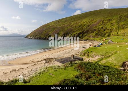 Keem Beach en Irlande est une plage de sable blanc avec une eau turquoise, nichée entre de imposantes falaises sur l'île d'Achill. Banque D'Images