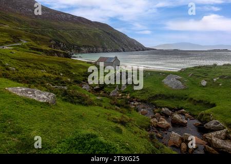 Keem Beach en Irlande est une plage de sable blanc avec une eau turquoise, nichée entre de imposantes falaises sur l'île d'Achill. Banque D'Images