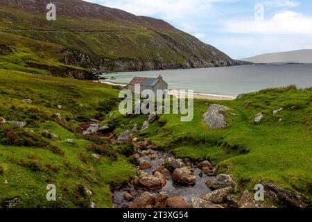 Keem Beach en Irlande est une plage de sable blanc avec une eau turquoise, nichée entre de imposantes falaises sur l'île d'Achill. Banque D'Images