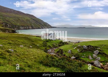 Keem Beach en Irlande est une plage de sable blanc avec une eau turquoise, nichée entre de imposantes falaises sur l'île d'Achill. Banque D'Images