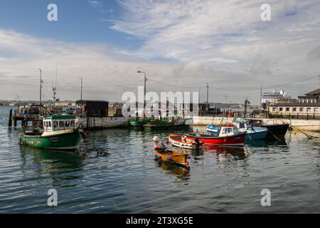 Bateaux amarrés à Cobh Harbour, Co. Cork, Irlande. Banque D'Images