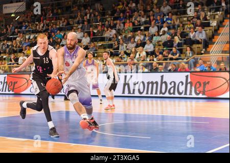 Shane Edwards (30) BG Göttingen Aron White (13) Telekom baskets Bonn Krombacher Challenge 2015 in Hagen, Deutschland Am 27.09.2015 Banque D'Images