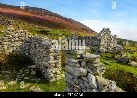 Slievemore Deserted Village est un site archéologique protégé et une destination touristique populaire, offrant aux visiteurs un aperçu de l irlandais traditionnel Banque D'Images