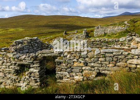 Slievemore Deserted Village est un site archéologique protégé et une destination touristique populaire, offrant aux visiteurs un aperçu de l irlandais traditionnel Banque D'Images