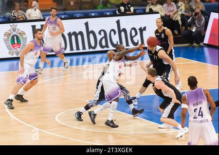 Marque Perry (4) Harper Kamp (21) Malte Schwarz (12) BG Göttingen Krombacher Challenge 2015 in Hagen, Deutschland Am 27.09.2015 Banque D'Images