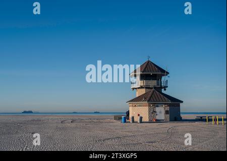 Un sauveteur et une station de surveillance sur Coronado Beach, San Diego, par un matin lumineux et ensoleillé. Banque D'Images