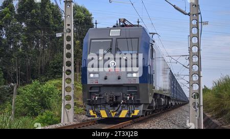(231027) -- QINZHOU, 27 octobre 2023 (Xinhua) -- Un train de marchandises part de la gare de Qinzhou Port East Railway Station, dans la région autonome de Guangxi Zhuang, dans le sud de la Chine, le 9 octobre 2023. Au 26 octobre de cette année, quelque 700 000 conteneurs de marchandises équivalent vingt pieds (EVP) avaient été transportés par des trains intermodaux rail-mer à travers le nouveau corridor commercial international terre-mer, en hausse de 14,8 pour cent en glissement annuel, les données du China Railway Nanning Group Co., Ltd. Ont montré. Le corridor couvre maintenant 18 provinces et 69 villes en Chine, et sa portée a été étendue à 473 ports dans 120 pays et régions. Banque D'Images