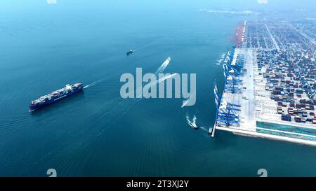 (231027) -- QINZHOU, 27 octobre 2023 (Xinhua) -- cette photo aérienne prise le 26 octobre 2023 montre le port de Qinzhou dans la ville de Qinzhou, dans la région autonome de Guangxi Zhuang, dans le sud de la Chine. Au 26 octobre de cette année, quelque 700 000 conteneurs de marchandises équivalent vingt pieds (EVP) avaient été transportés par des trains intermodaux rail-mer à travers le nouveau corridor commercial international terre-mer, en hausse de 14,8 pour cent en glissement annuel, les données du China Railway Nanning Group Co., Ltd. Ont montré. Le corridor couvre maintenant 18 provinces et 69 villes en Chine, et sa portée a été étendue à 473 ports dans 120 pays et régions Banque D'Images