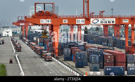 (231027) -- QINZHOU, 27 octobre 2023 (Xinhua) -- cette photo aérienne prise le 26 octobre 2023 montre des camions transportant des conteneurs dans une gare de triage ferroviaire de la ville de Qinzhou, dans la région autonome de Guangxi Zhuang, dans le sud de la Chine. Au 26 octobre de cette année, quelque 700 000 conteneurs de marchandises équivalent vingt pieds (EVP) avaient été transportés par des trains intermodaux rail-mer à travers le nouveau corridor commercial international terre-mer, en hausse de 14,8 pour cent en glissement annuel, les données du China Railway Nanning Group Co., Ltd. Ont montré. Le corridor couvre maintenant 18 provinces et 69 villes en Chine, et sa portée a été élargie Banque D'Images