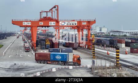 (231027) -- QINZHOU, 27 octobre 2023 (Xinhua) -- cette photo aérienne prise le 26 octobre 2023 montre des trains et des camions transportant des conteneurs dans une gare de triage ferroviaire de la ville de Qinzhou, dans la région autonome de Guangxi Zhuang, dans le sud de la Chine. Au 26 octobre de cette année, quelque 700 000 conteneurs de marchandises équivalent vingt pieds (EVP) avaient été transportés par des trains intermodaux rail-mer à travers le nouveau corridor commercial international terre-mer, en hausse de 14,8 pour cent en glissement annuel, les données du China Railway Nanning Group Co., Ltd. Ont montré. Le corridor couvre maintenant 18 provinces et 69 villes en Chine, et sa portée a été Banque D'Images