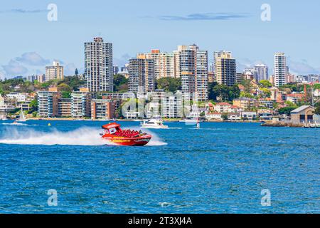 Un jet boat touristique traverse le port de Sydney, Sydney, Australie Banque D'Images