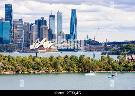 Vues sur la péninsule de Cremorne Reserve vers l'Opéra de Sydney sur Bennelong point, Sydney, Nouvelle-Galles du Sud, Australie Banque D'Images