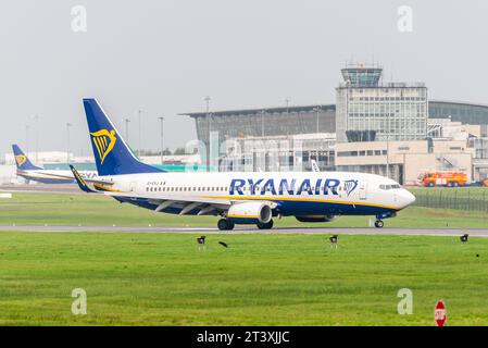 Ryanair Boeing 737-8AS Reg EI-EVJ taxiing à l'aéroport de Cork, Cork, Irlande. Banque D'Images