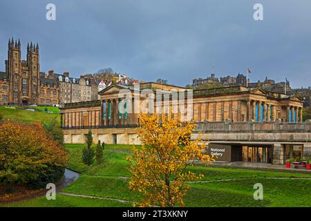 Princes Street Gardens East, Édimbourg, Écosse, Royaume-Uni. Une fin humide dreich à la dernière semaine complète d'octobre 2023 alors que le feuillage d'automne commence à tomber des arbres à feuilles caduques, avec les National Galleries en pleine terre et sa rénovation récemment achevée tandis que le château d'Édimbourg se trouve en arrière-plan. Crédit : Archwhite/alamy Live News. Banque D'Images