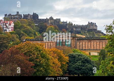 Princes Street Gardens East, Édimbourg, Écosse, Royaume-Uni. Une fin humide dreich à la dernière semaine complète d'octobre 2023 alors que le feuillage d'automne commence à tomber des arbres à feuilles caduques, avec les National Galleries en pleine terre et sa rénovation récemment achevée tandis que le château d'Édimbourg se trouve en arrière-plan. Crédit : Archwhite/alamy Live News. Banque D'Images