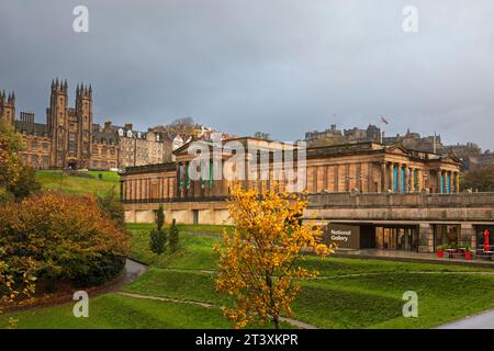 Princes Street Gardens East, Édimbourg, Écosse, Royaume-Uni. Une fin humide dreich à la dernière semaine complète d'octobre 2023 alors que le feuillage d'automne commence à tomber des arbres à feuilles caduques, avec les National Galleries en pleine terre et sa rénovation récemment achevée tandis que le château d'Édimbourg se trouve en arrière-plan. Crédit : Archwhite/alamy Live News. Banque D'Images