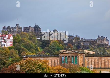 Princes Street Gardens East, Édimbourg, Écosse, Royaume-Uni. Une fin humide dreich à la dernière semaine complète d'octobre 2023 alors que le feuillage d'automne commence à tomber des arbres à feuilles caduques, avec les National Galleries en pleine terre et sa rénovation récemment achevée tandis que le château d'Édimbourg se trouve en arrière-plan. Crédit : Archwhite/alamy Live News. Banque D'Images