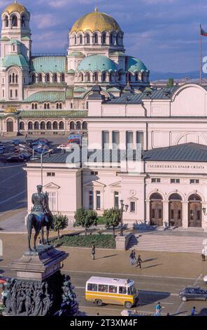 Bulgarie, Sofia. Le bâtiment du Parlement et en arrière-plan St. Nicholas Church. Banque D'Images